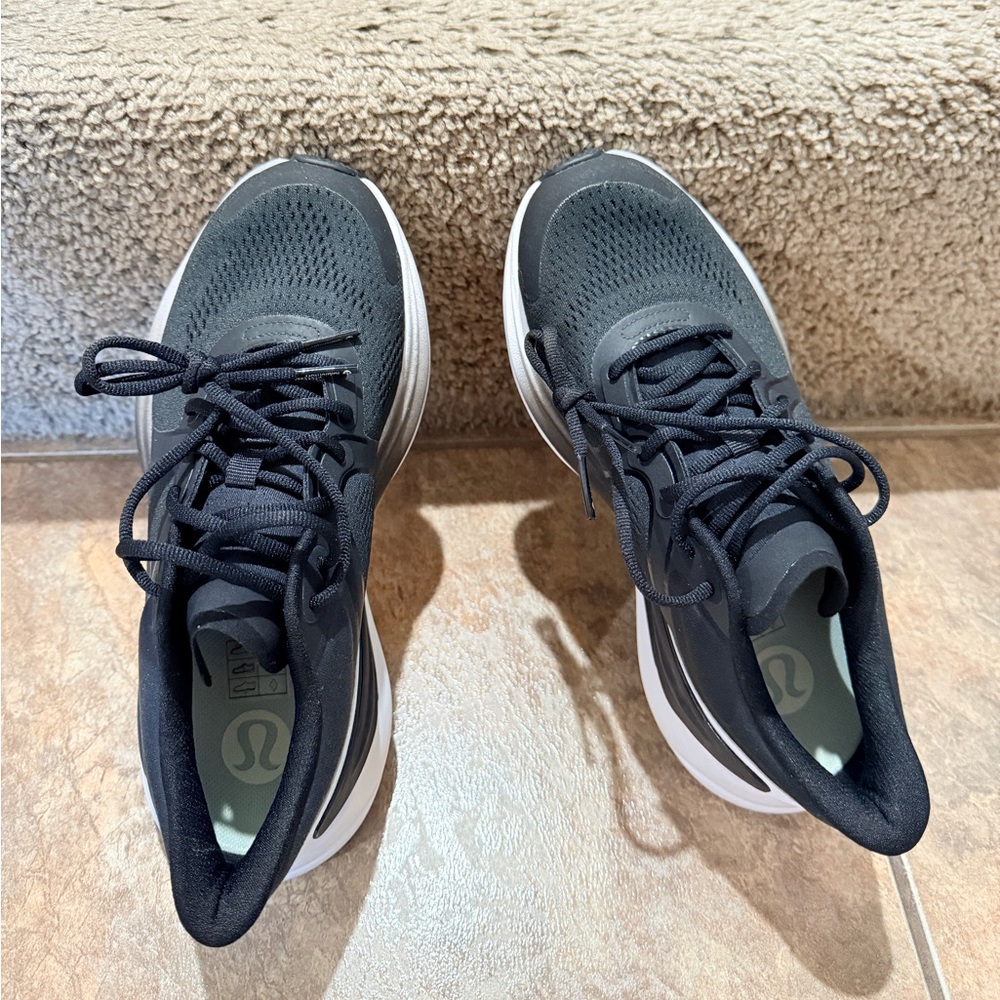 BRAND NEW Lululemon blissfeel running shoes Size 6 Black